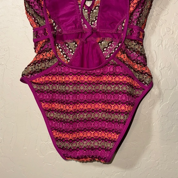 Becca Swim Becca pink Driftwoold Crochet One-Piece Womens Swimsuit size medium - Picture 5 of 8